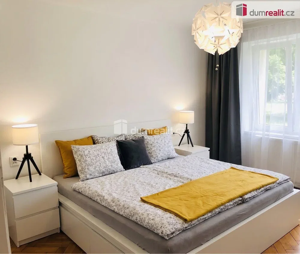 Schlafzimmer; holzboden, tageslicht