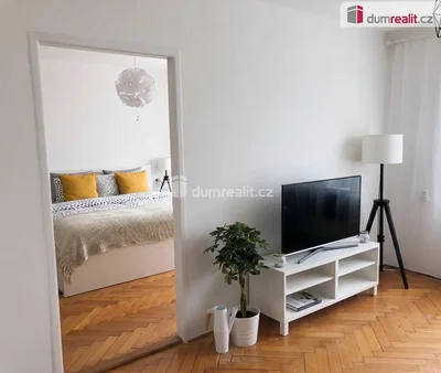 Wohnzimmer; holzboden, tageslicht, moderner stil