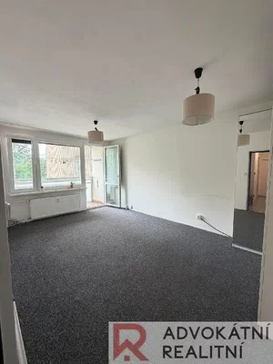 Wohnzimmer; tageslicht, renovierungsbedürftig