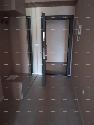 Garderobe; tegelvloer, renovatie nodig, donker interieur