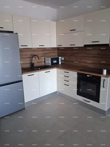 Cocina; electrodomésticos, suelo de baldosas, renovado, luz natural