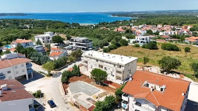 Maison et environs; vue, lumière naturelle