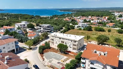 Maison et environs; vue, lumière naturelle