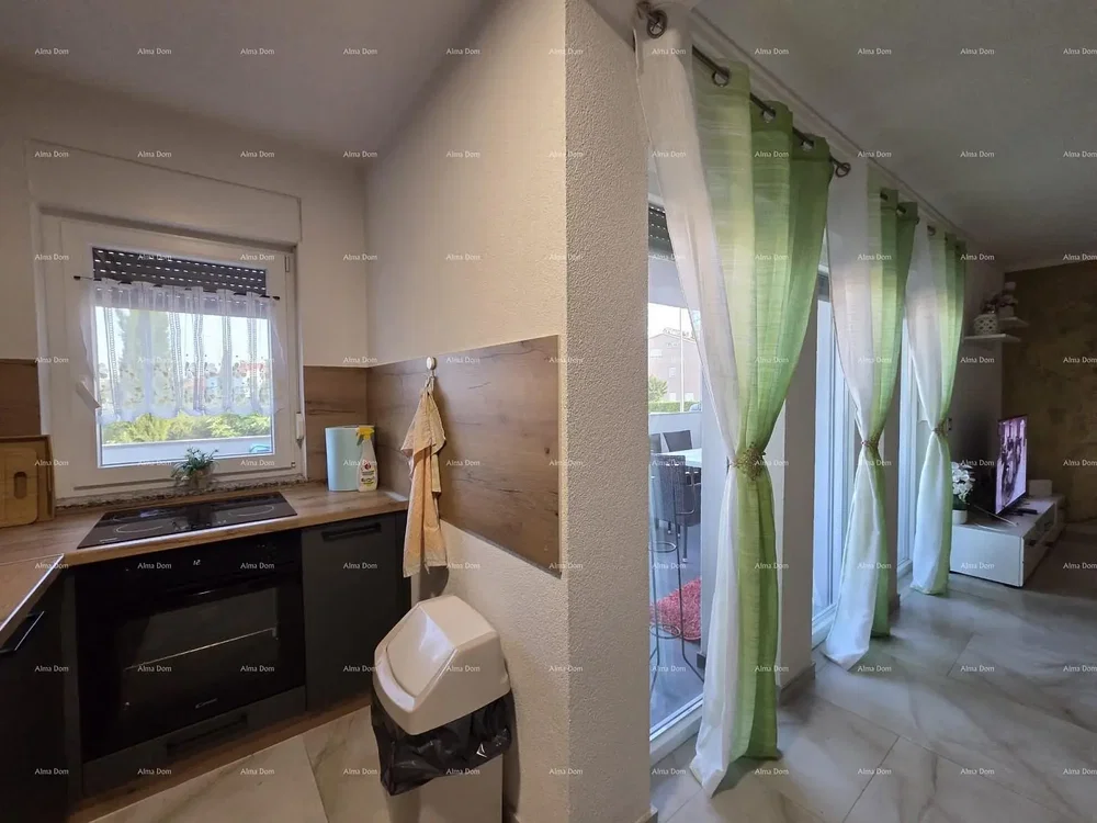 Cocina; luz natural, suelo de baldosas