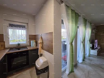 Cocina; luz natural, suelo de baldosas