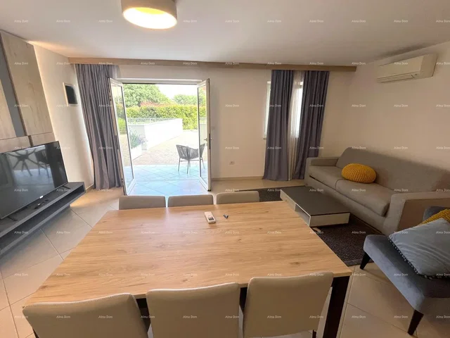 Salón; suelo de baldosas, luz natural