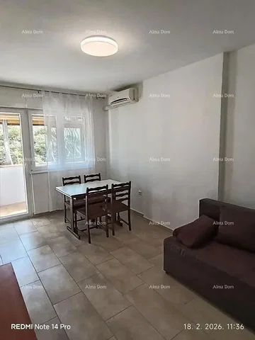Salón; suelo de baldosas, luz natural