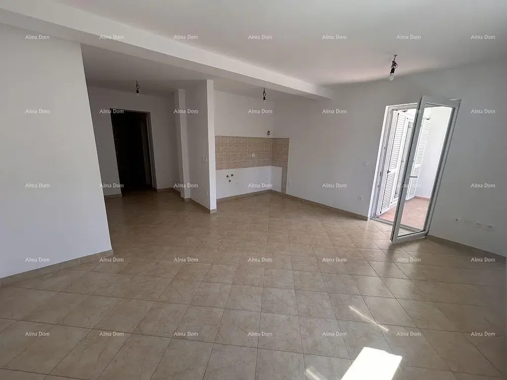 Wohnzimmer; fliesenboden, tageslicht