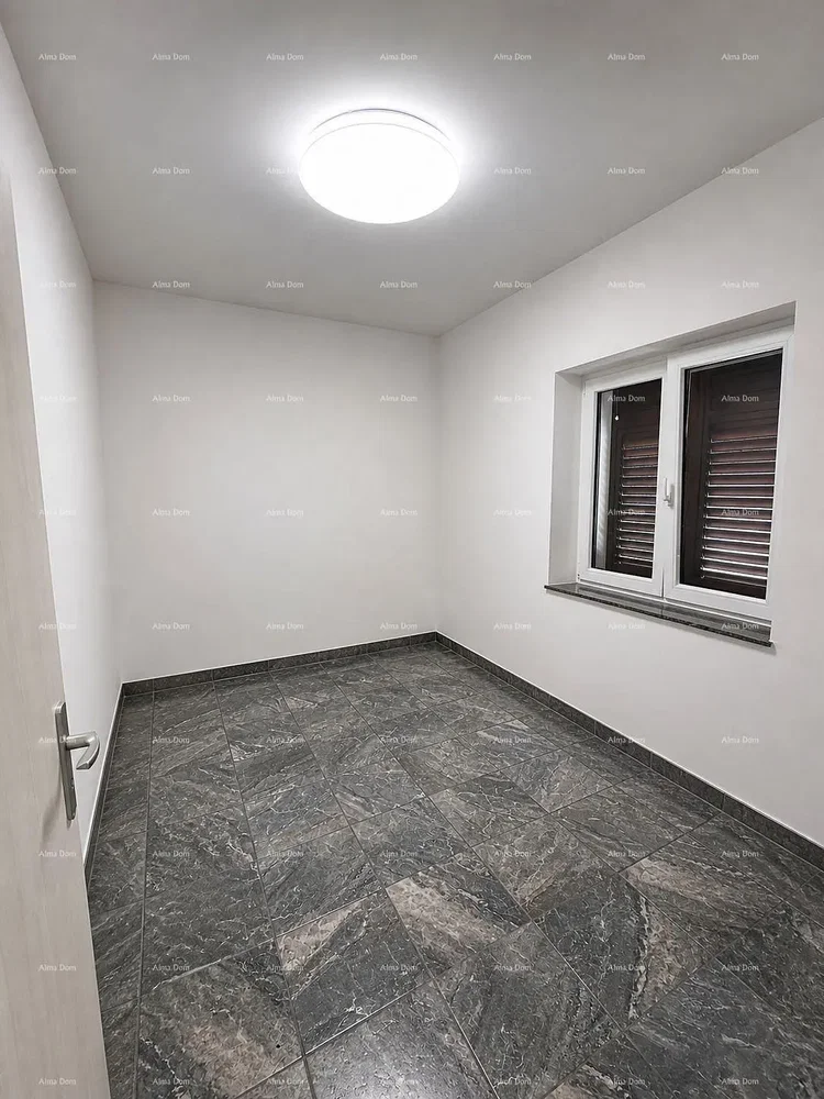 Outro; chão de azulejo, luz natural