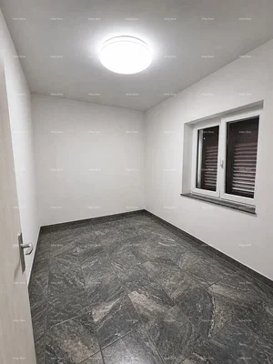 Outro; chão de azulejo, luz natural