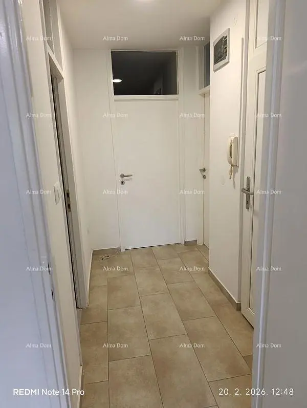 Garderobe; tegelvloer