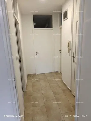 Garderobe; tegelvloer