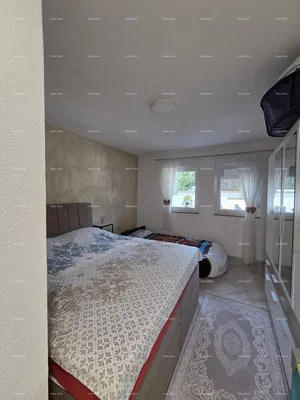 Dormitorio; luz natural, suelo de baldosas