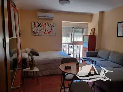 Slaapkamer; tegelvloer, natuurlijk licht, moderne stijl