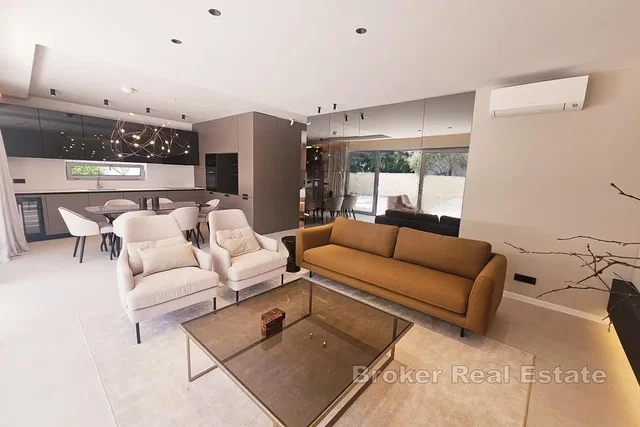 Salón; luz natural, estilo moderno, suelo de madera