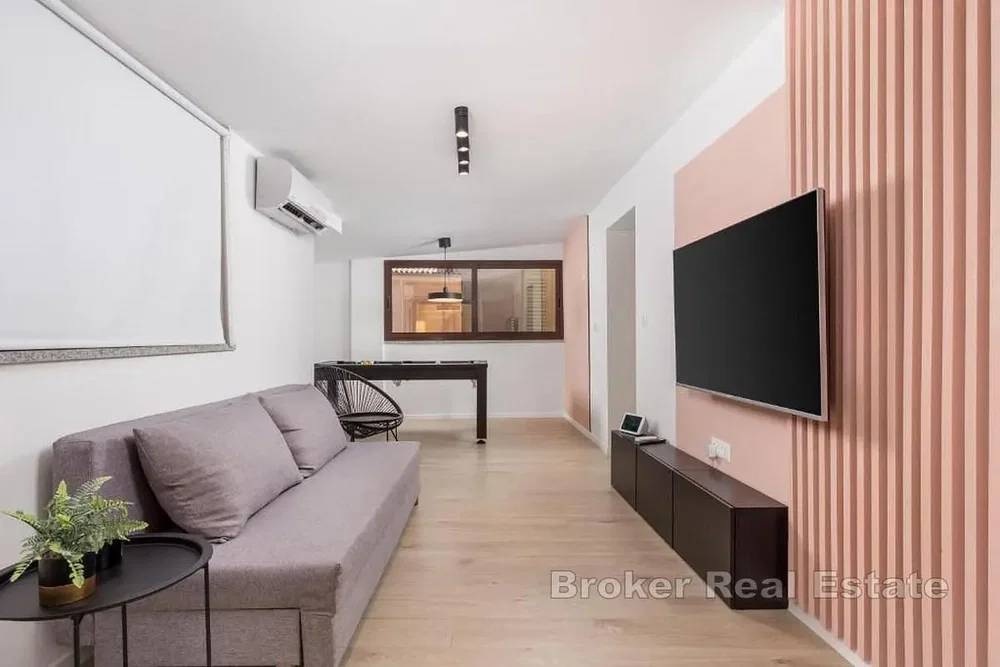 Salón; luz natural, suelo de madera, estilo moderno