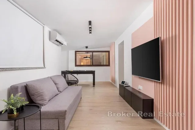 Salón; luz natural, suelo de madera, estilo moderno
