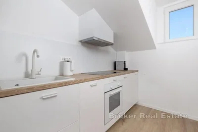 Cocina; electrodomésticos, suelo de madera, luz natural