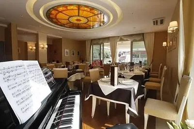 Sala da pranzo; luce naturale, stile moderno