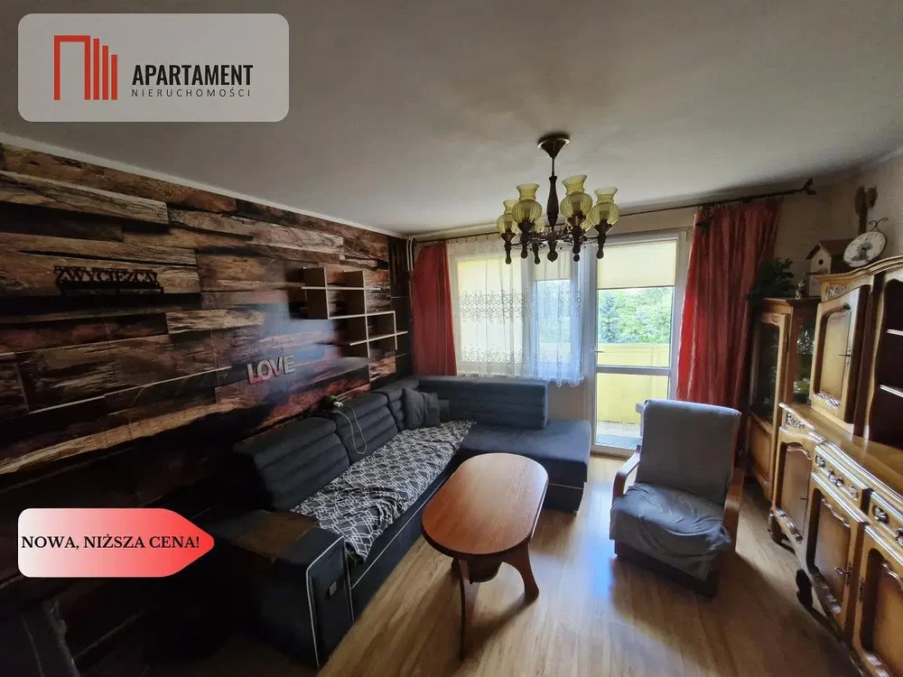 Soggiorno; travi in legno, pavimento in legno, luce naturale, stile rustico