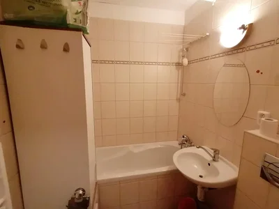 Kúpeľňa; dlažba, potrebná rekonštrukcia, prirodzené svetlo