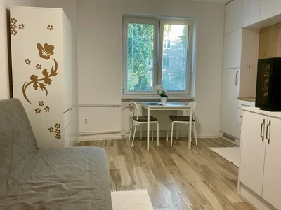 Obývačka; prirodzené svetlo, drevená podlaha, moderný štýl