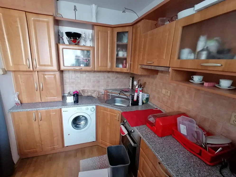 Kuchyňa; drevená podlaha, dlažba, kuchynské spotrebiče, prirodzené svetlo