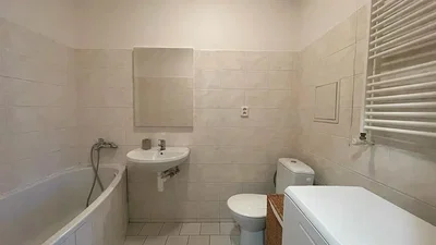 Salle de bain; carrelage, nécessite rénovation