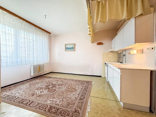 Kuchyňa; kuchynské spotrebiče, dlažba, prirodzené svetlo