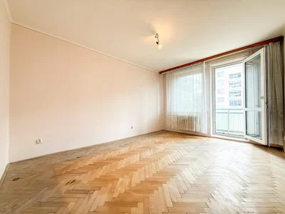 Obývačka; drevená podlaha, prirodzené svetlo