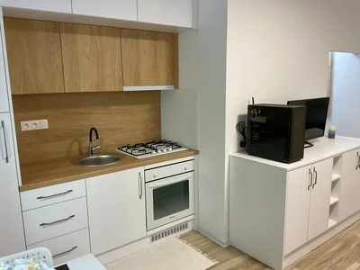 Kuchyňa; kuchynské spotrebiče, drevená podlaha, prirodzené svetlo
