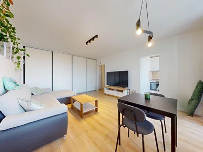 Sala de estar; chão de madeira, luz natural, estilo moderno