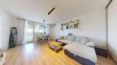 Sala de estar; luz natural, chão de madeira