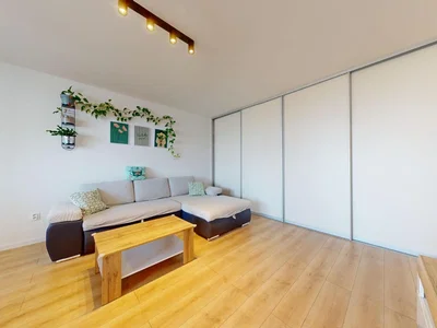 Sala de estar; chão de madeira, luz natural