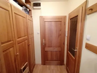 Šatňa; drevená podlaha, drevené trámy