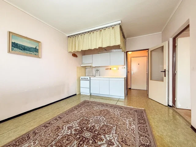 Kuchyňa; dlažba, prirodzené svetlo