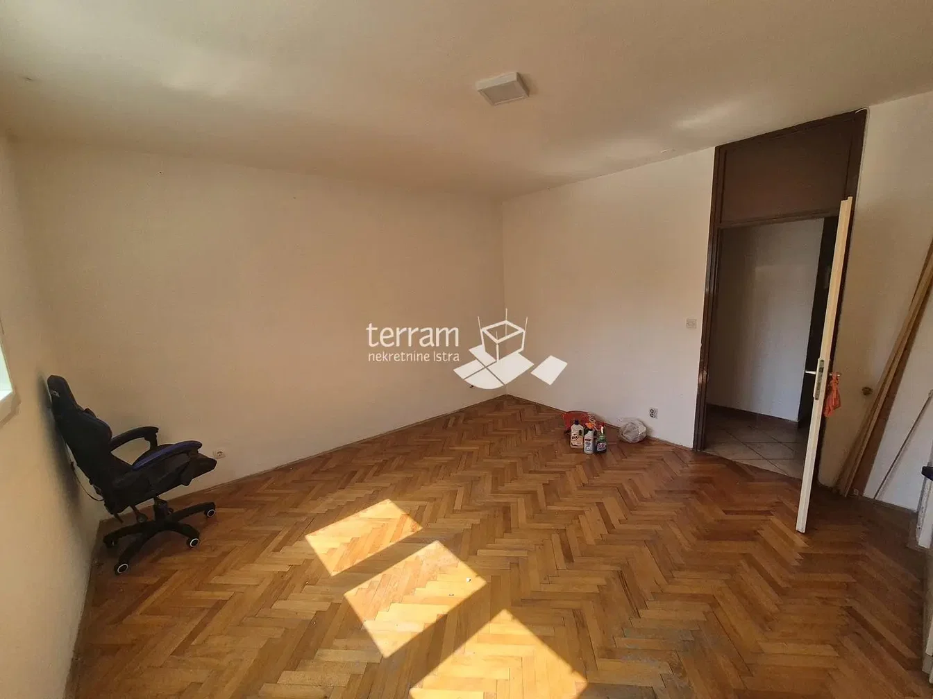 Autre; parquet, lumière naturelle, nécessite rénovation