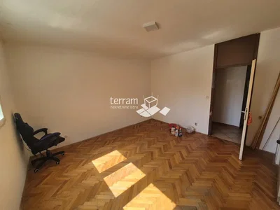 Autre; parquet, lumière naturelle, nécessite rénovation