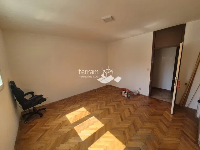 Autre; parquet, lumière naturelle, nécessite rénovation