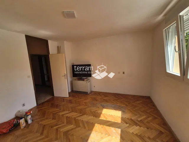 Autre; parquet, lumière naturelle, nécessite rénovation