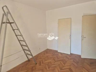 Autre; parquet, nécessite rénovation, lumière naturelle