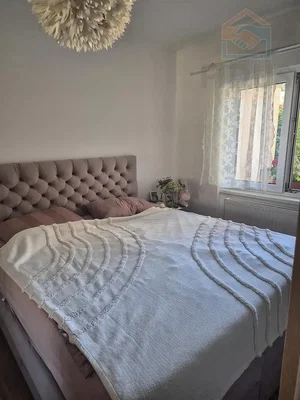 Ložnice; přirozené světlo, moderní styl