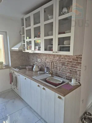 Kuchyně; kuchyňské spotřebiče, dlažba, přirozené světlo