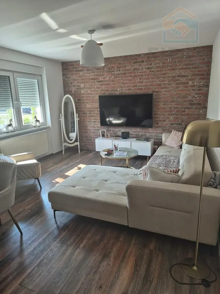 Obývací pokoj; přirozené světlo, dřevěná podlaha, moderní styl