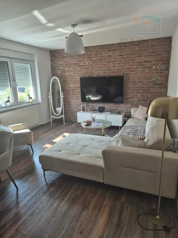 Salon; lumière naturelle, parquet, style moderne