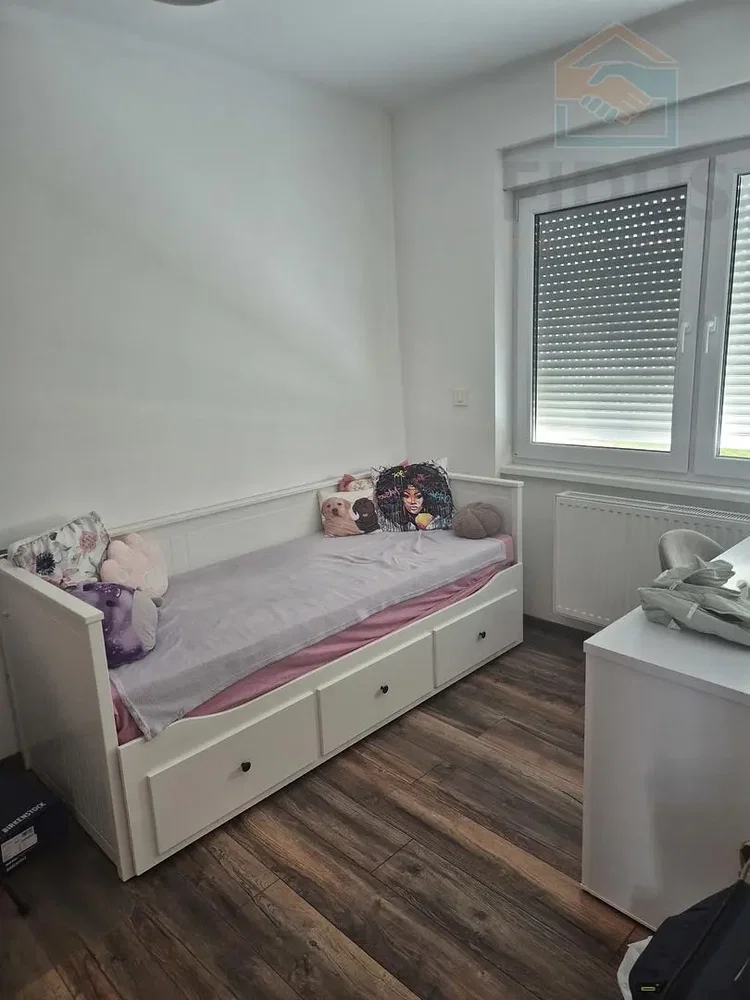 Ložnice; dřevěná podlaha, přirozené světlo