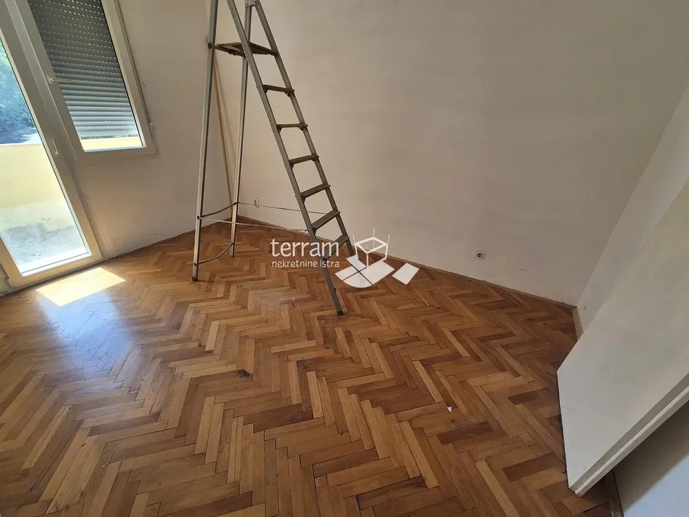 Autre; parquet, lumière naturelle, nécessite rénovation