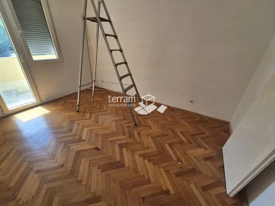 Autre; parquet, lumière naturelle, nécessite rénovation
