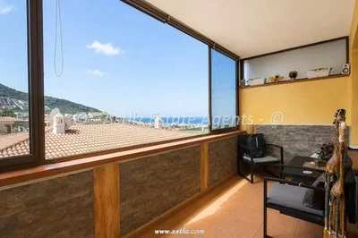 Balcon; vue, carrelage, lumière naturelle