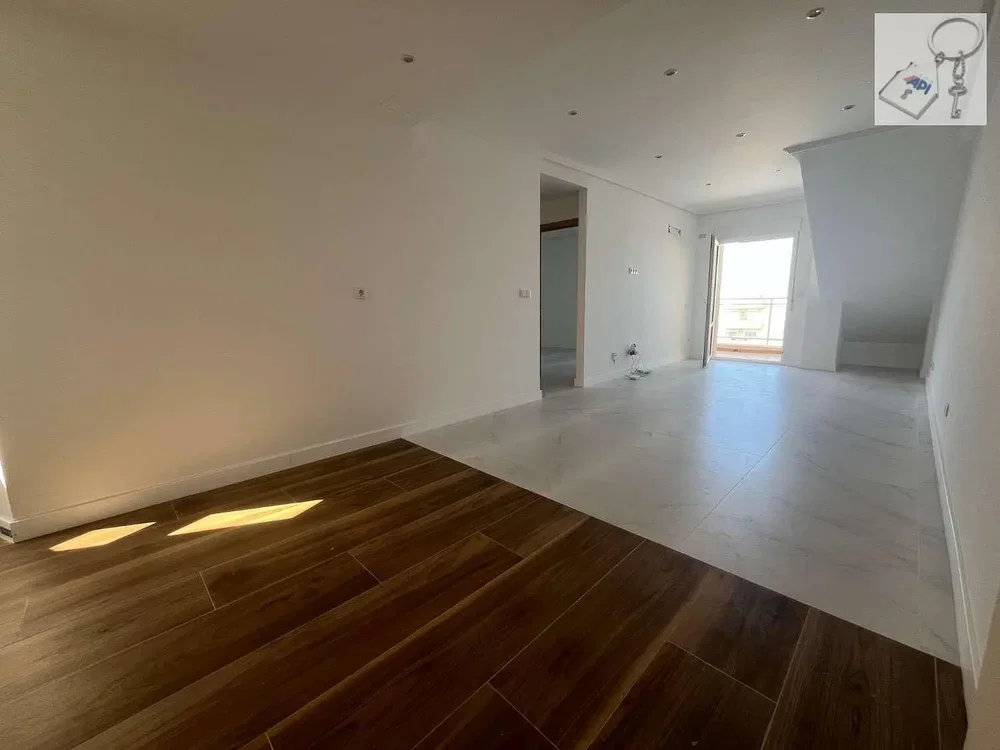 Salon; parquet, carrelage, lumière naturelle